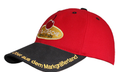 rotes basecap mit Bestickung auf dem Schirm