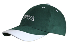 schlichtes grn weisses Basecap mit Buchstaben bestickt
