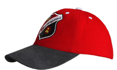 rotes Cap mit Vereinwappen bestickt