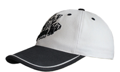 Cap mit schwarzem Schirm und Bestickung