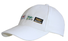 weisses cap mit vier Logos bestickt